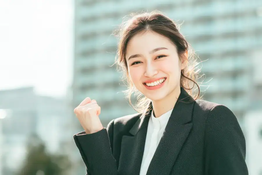 Optimized image for Asmone website, featuring a confident woman in business attire.